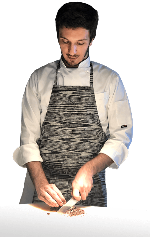 Table Tales Personal Chef a domicilio Luca Pizzocheri durante una preparazione in cucina